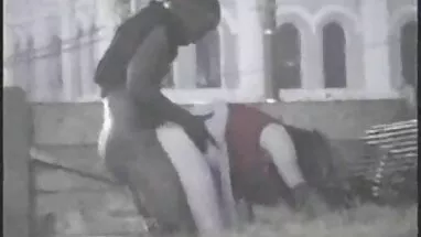 Pencerenin önünde titreşim ve şişman yaşlı kadın sex orgazm yendi