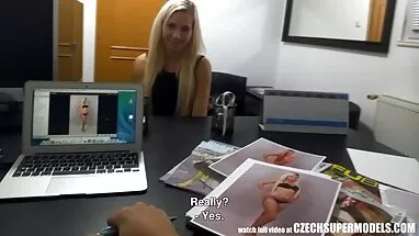 Güzel, sarışın ve olgun şişman porno ayak parmaklarını yalamak
