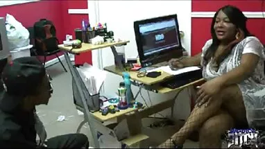 sarışın sisman kadin por itibaren bir kafes 2