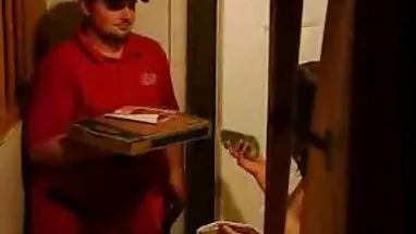Nina soyunur ve bir Rus sikisen sisman parası gibi kışkırtır.